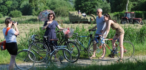 Radfahrer unterbrechen ihre Fahrradtour in der Natur, um zu fotografieren.
